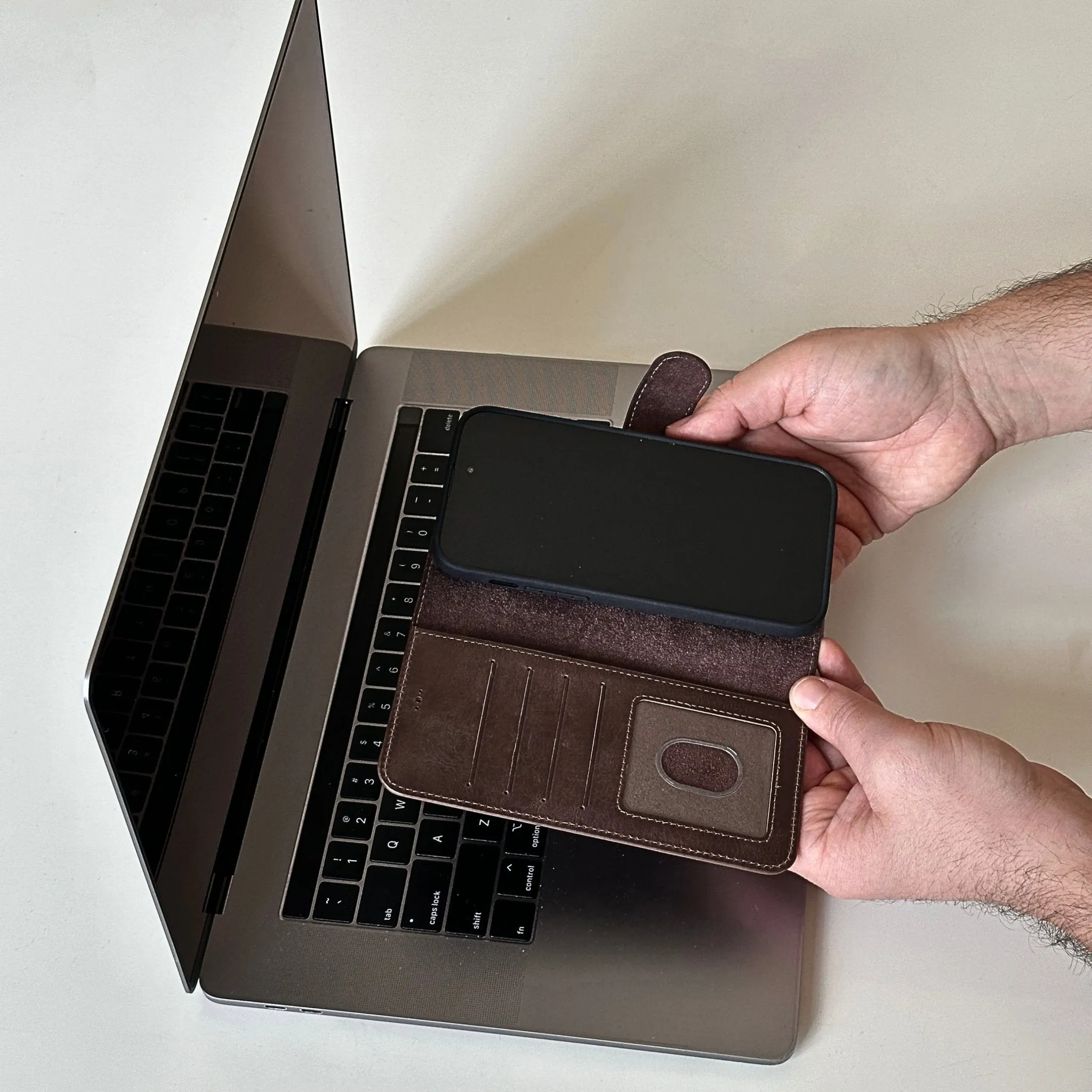 Vegas iPhone 15 Pro Wallet Case | MagSafe