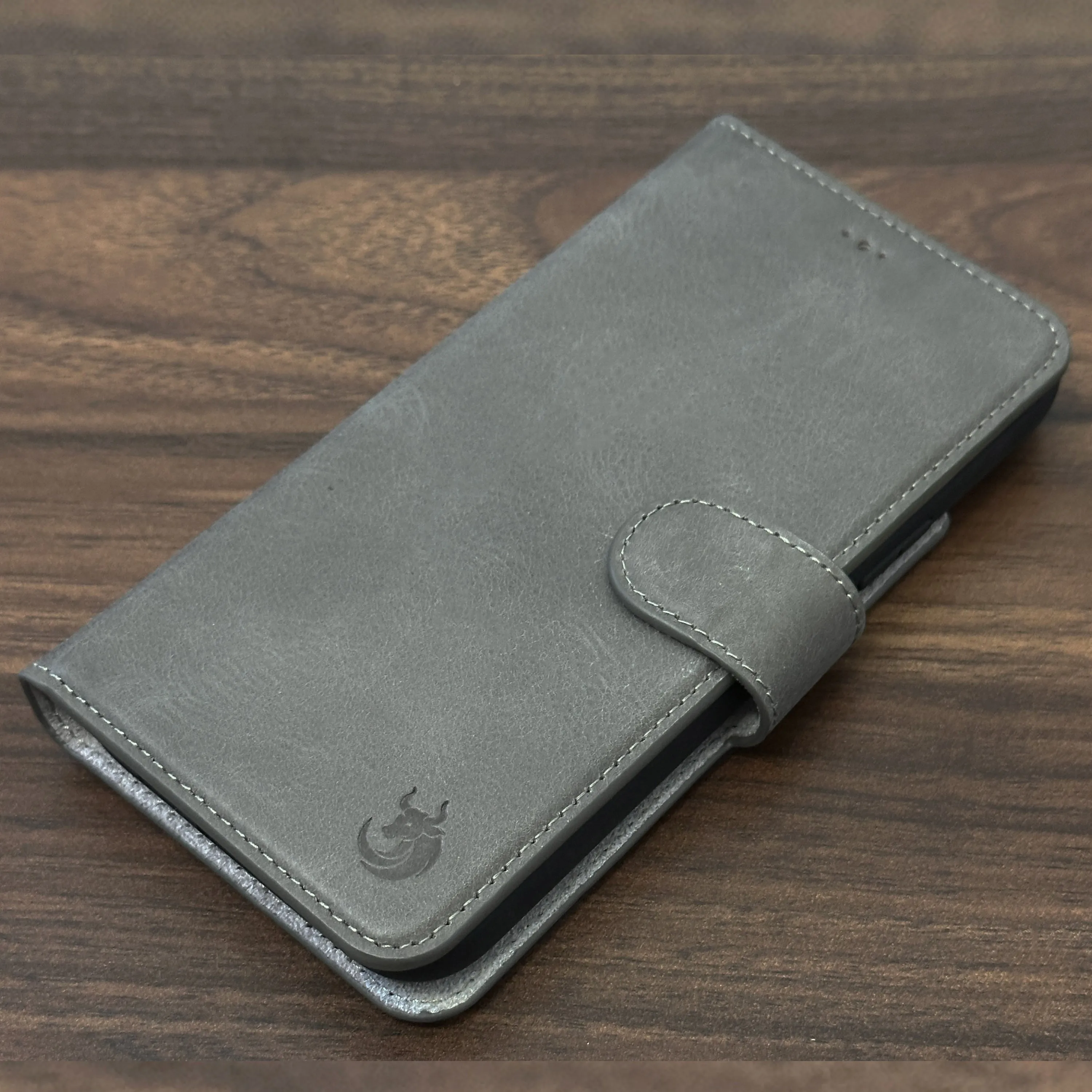 Vegas iPhone 15 Pro Wallet Case | MagSafe